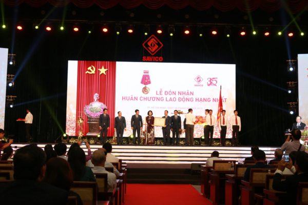 Savico nhận huân chương lao động hạng nhất