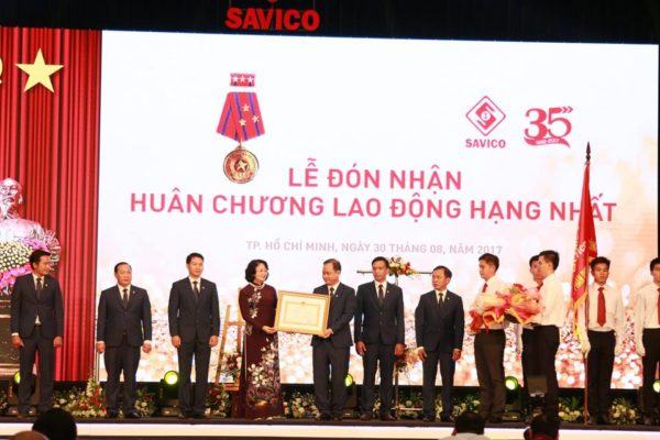 Savico nhận huân chương lao động hạng nhất