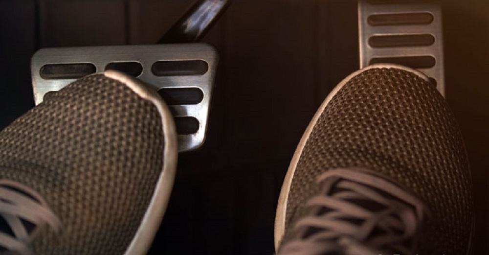 Sử dụng 2 chân khi lái xe số tự động