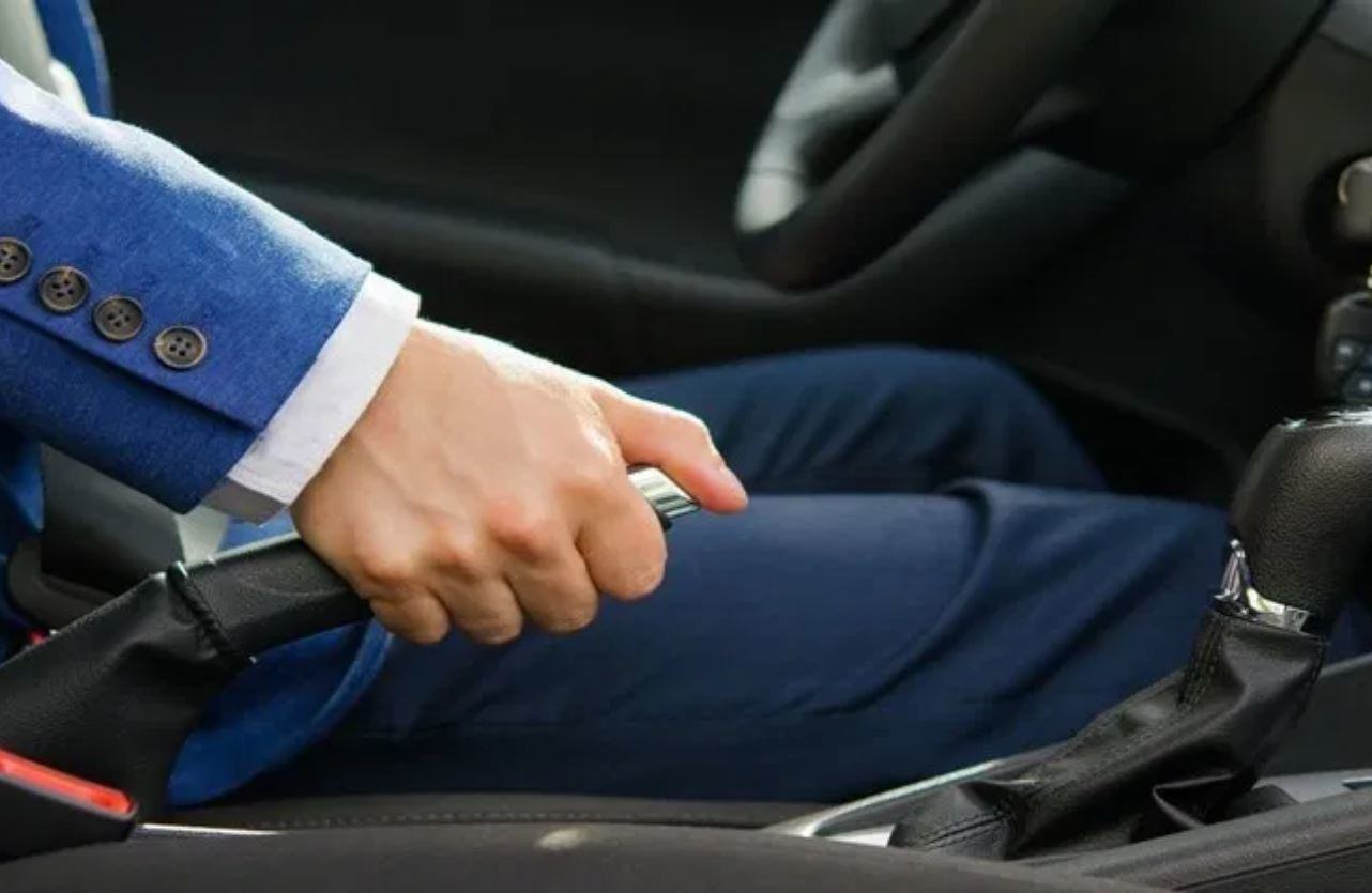 Không phanh tay khi dừng hẳn xe