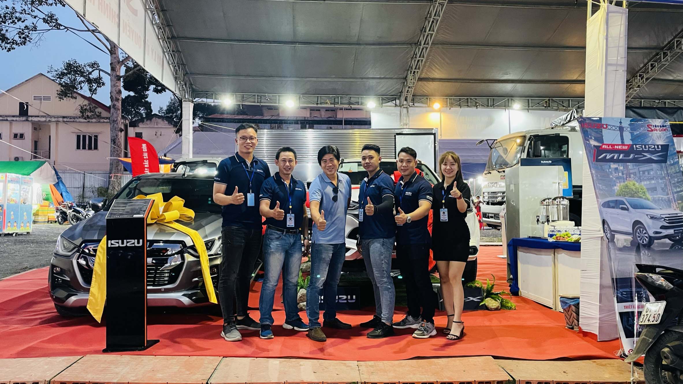 Chụp ảnh cùng khách hàng