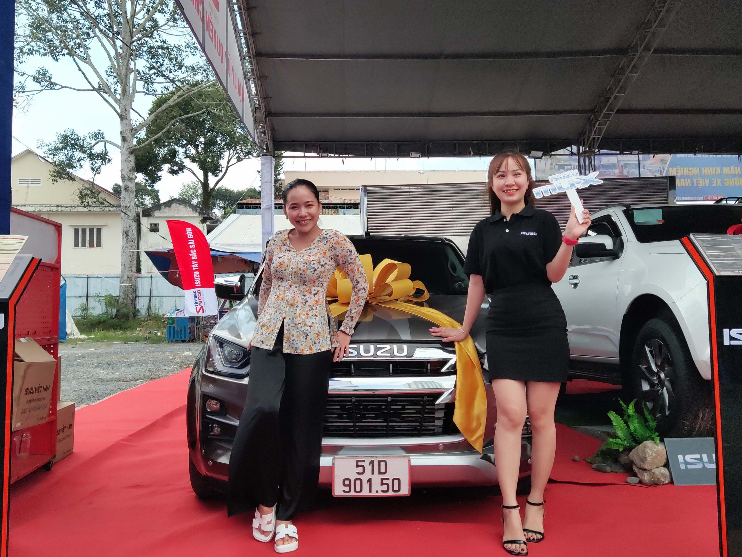 Chụp ảnh cùng khách hàng