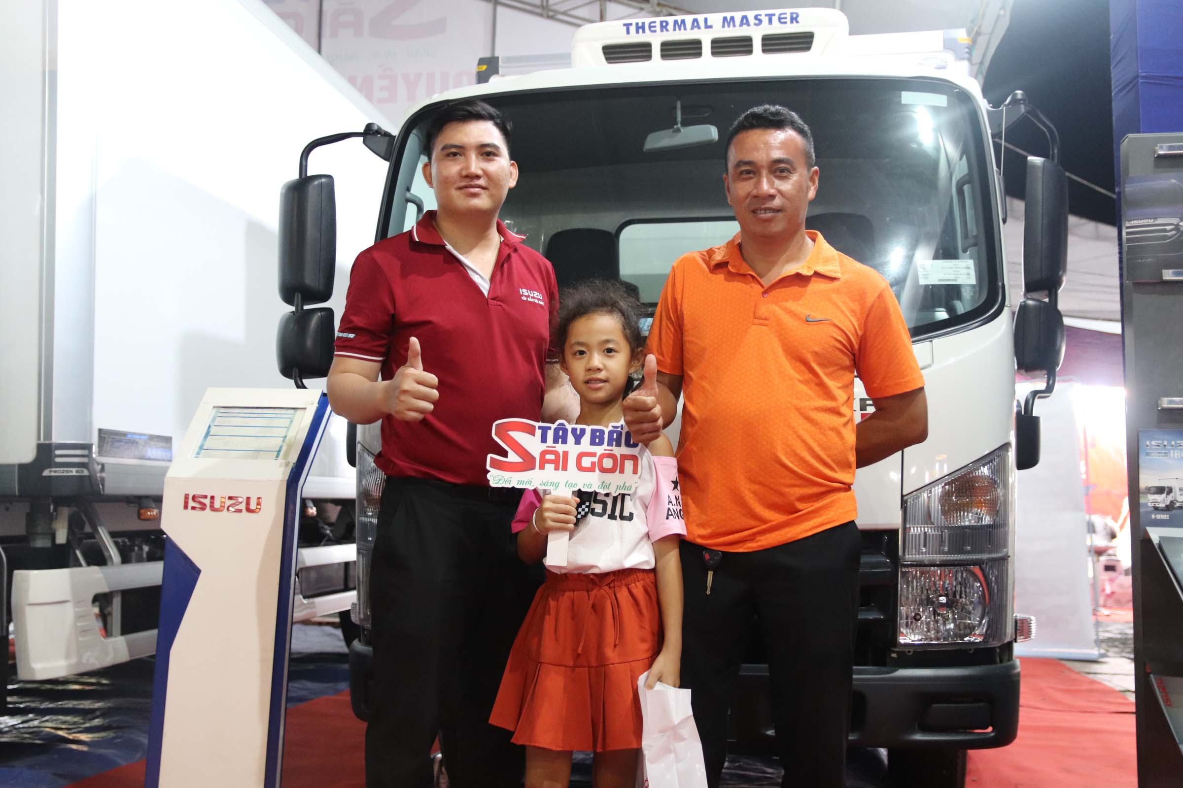 Chụp ảnh cùng khách hàng