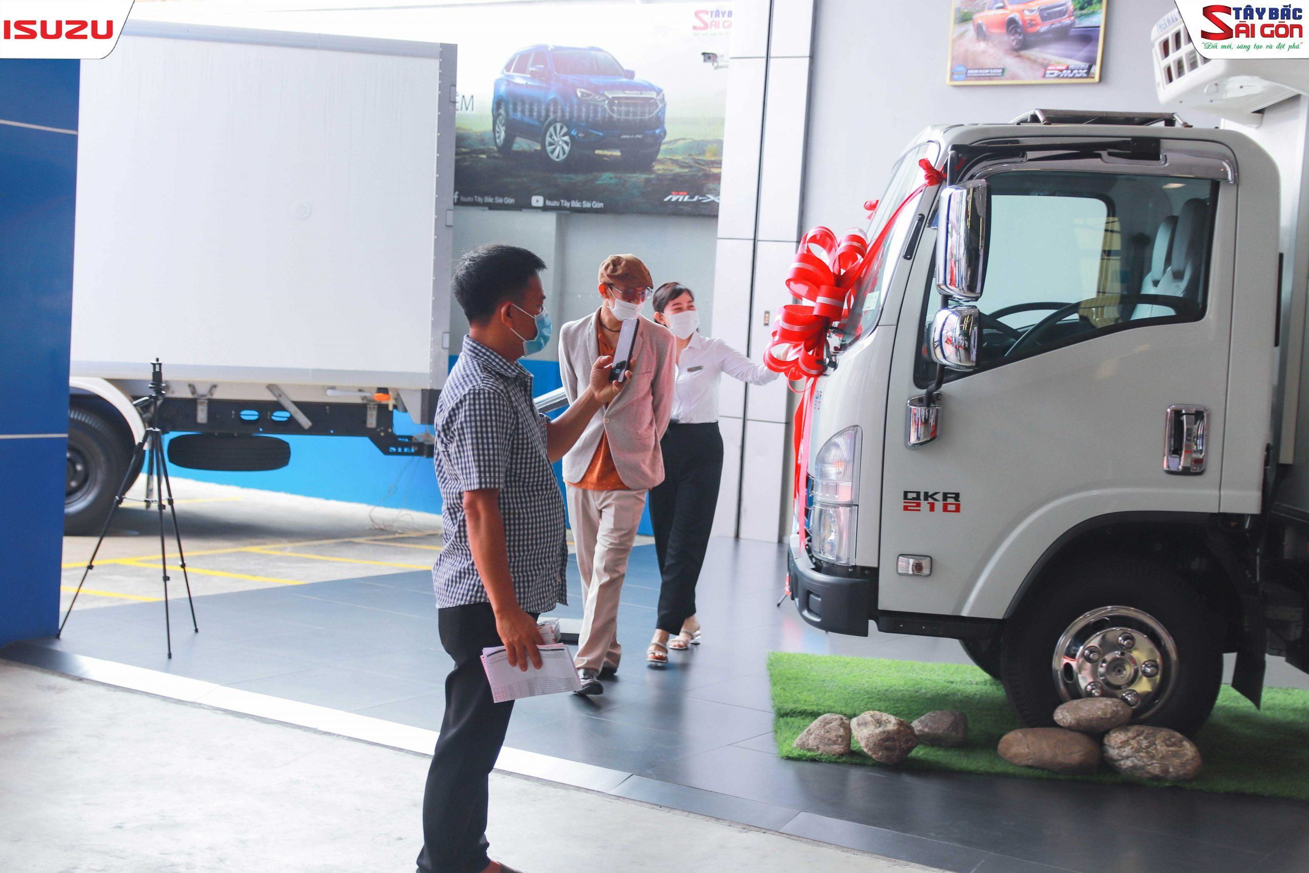 Khách hàng tham quan