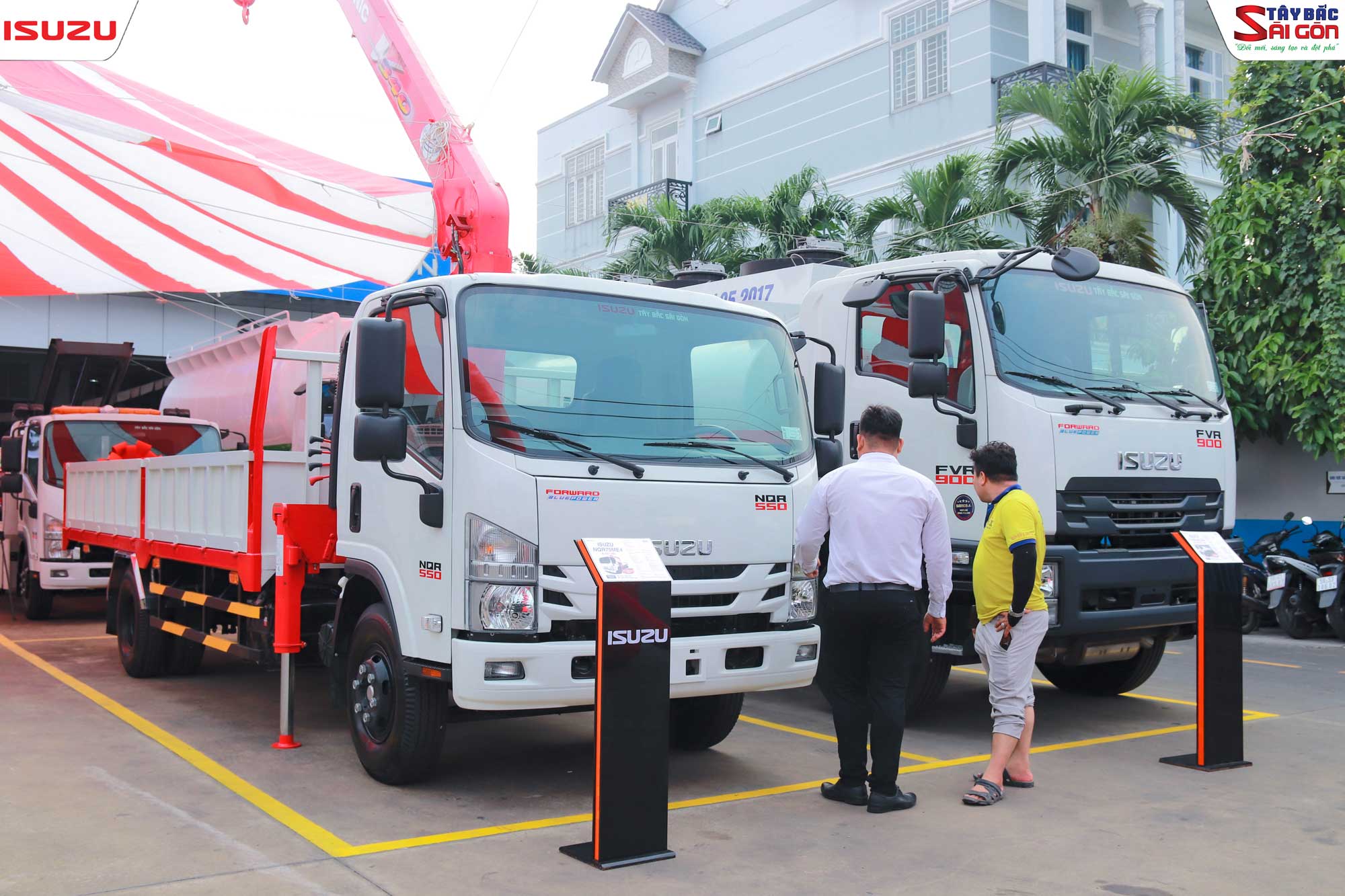 Khách hàng tham quan