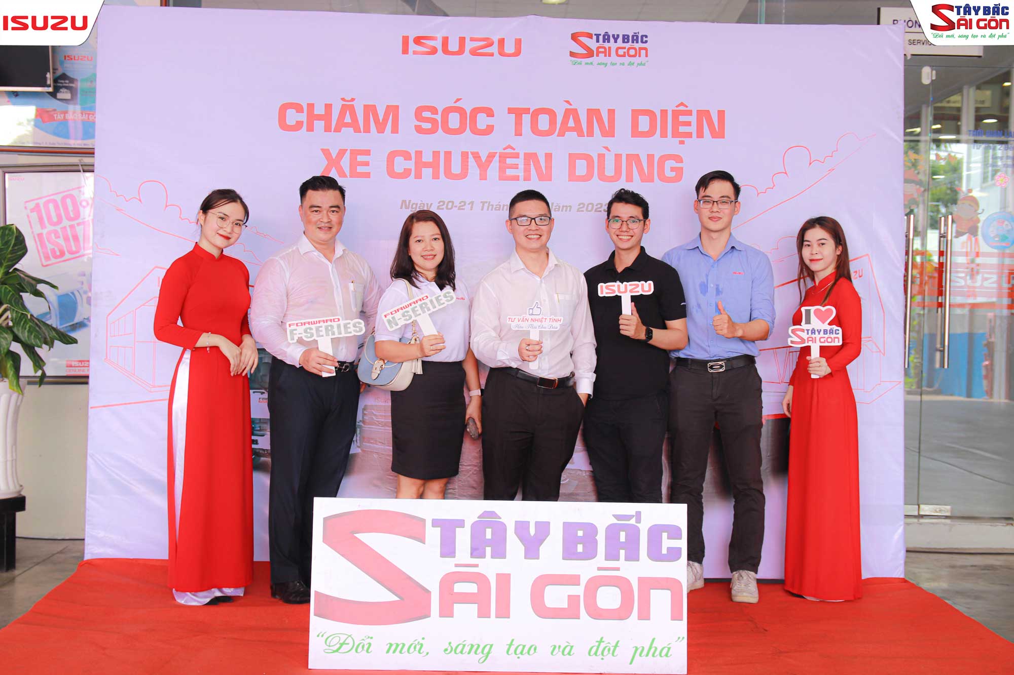 Chụp ảnh cùng khách hàng