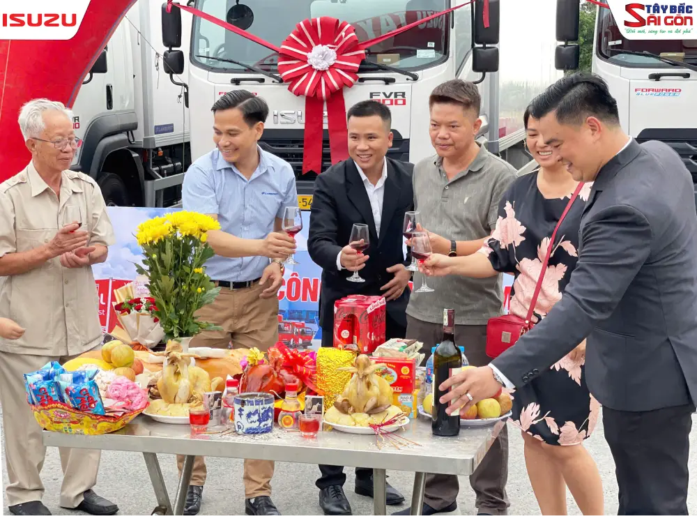 Lễ bàn giao 41 xe tải cho Công ty Linh Giang