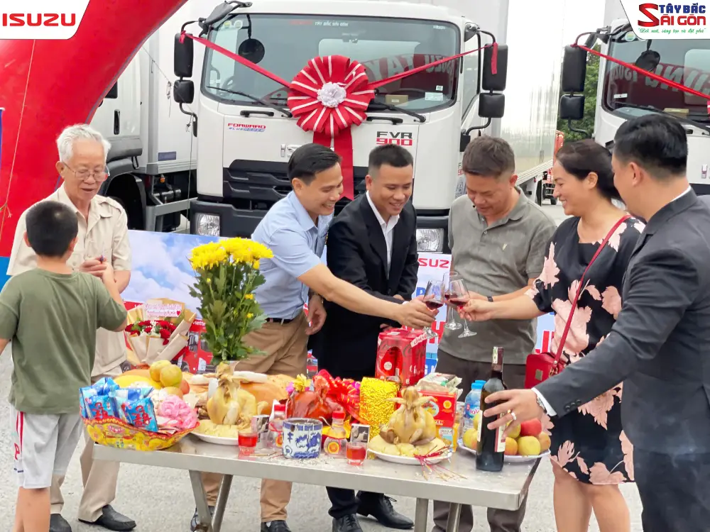 Lễ bàn giao 41 xe tải cho Công ty Linh Giang