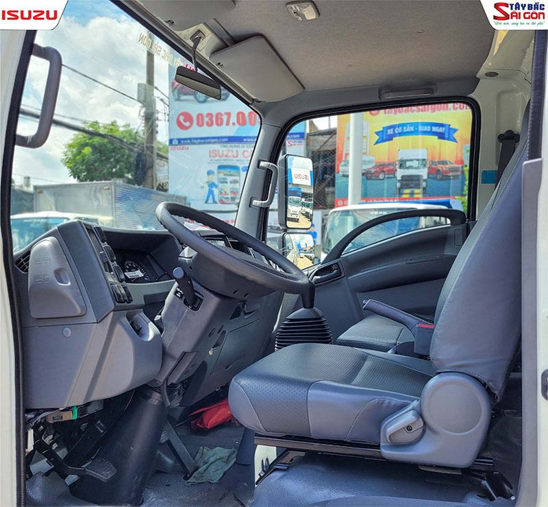 Nội thất bên trong xe tải tập lái ISUZU QKR210