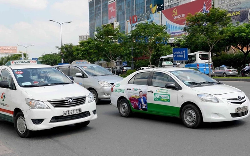 Thực trạng nhiều xe biển trắng sử dụng kinh doanh dịch vụ