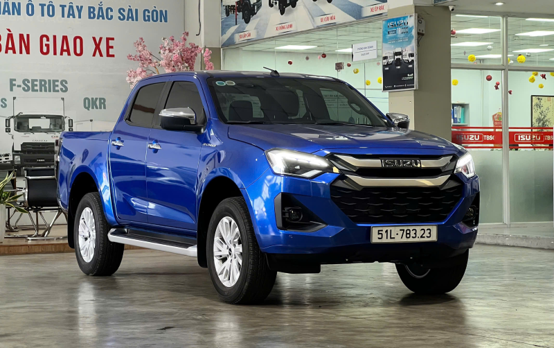 D-Max Hilander màu xanh siêu độc lạ