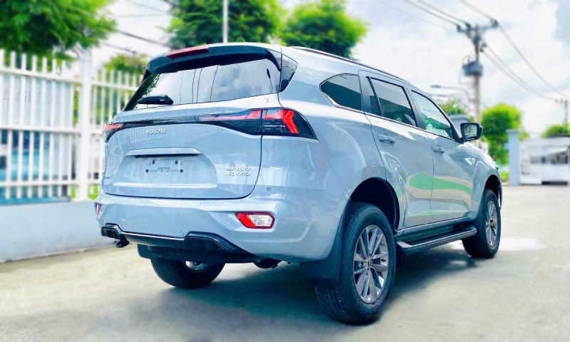 ISUZU mu-X Sport với diện màu đầy thể thao