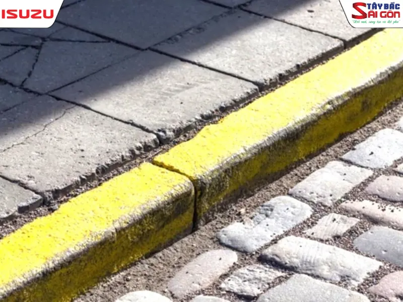 Hình ảnh thực tế vạch kẻ đường màu vàng (vạch 6.2).