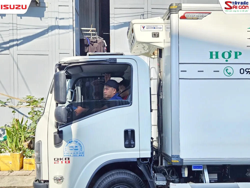 Thực hành lái xe thực tế tại buổi huấn luyện lái xe tiết kiệm