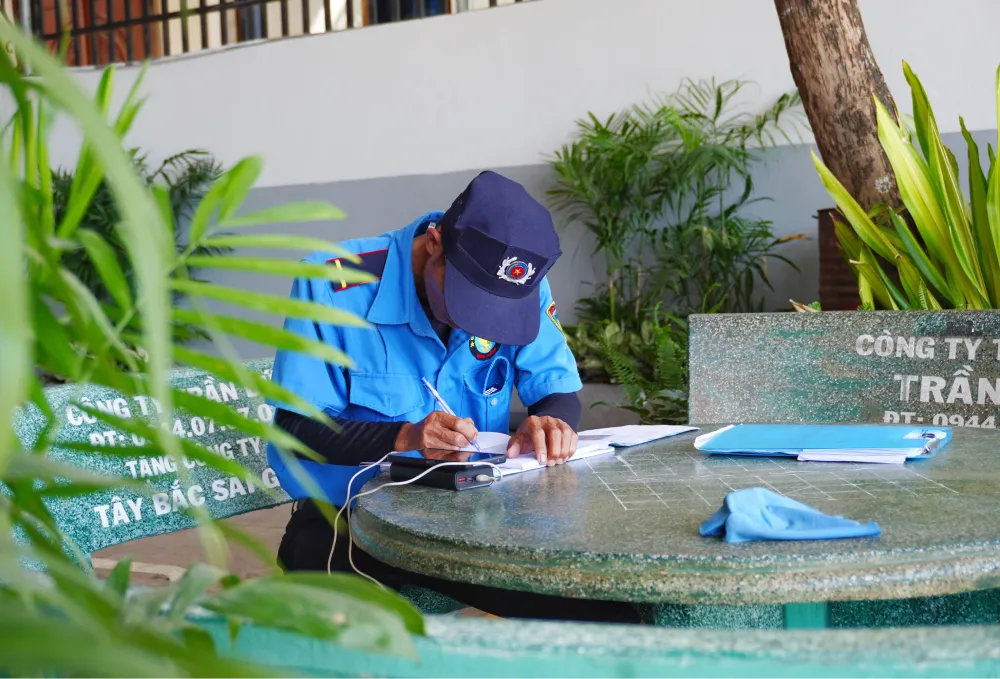 Bàn ghế đá tại ISUZU Bình Phước