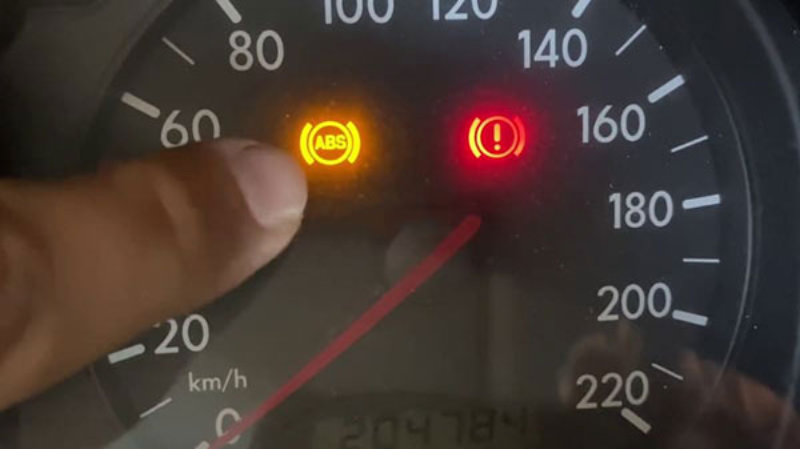 Trạng thái đèn phanh sáng kèm ABS