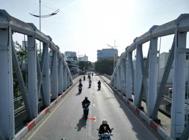 Xe máy, xe tải nhỏ, ô tô con vẫn được phép qua cầu Tân Thuận 1