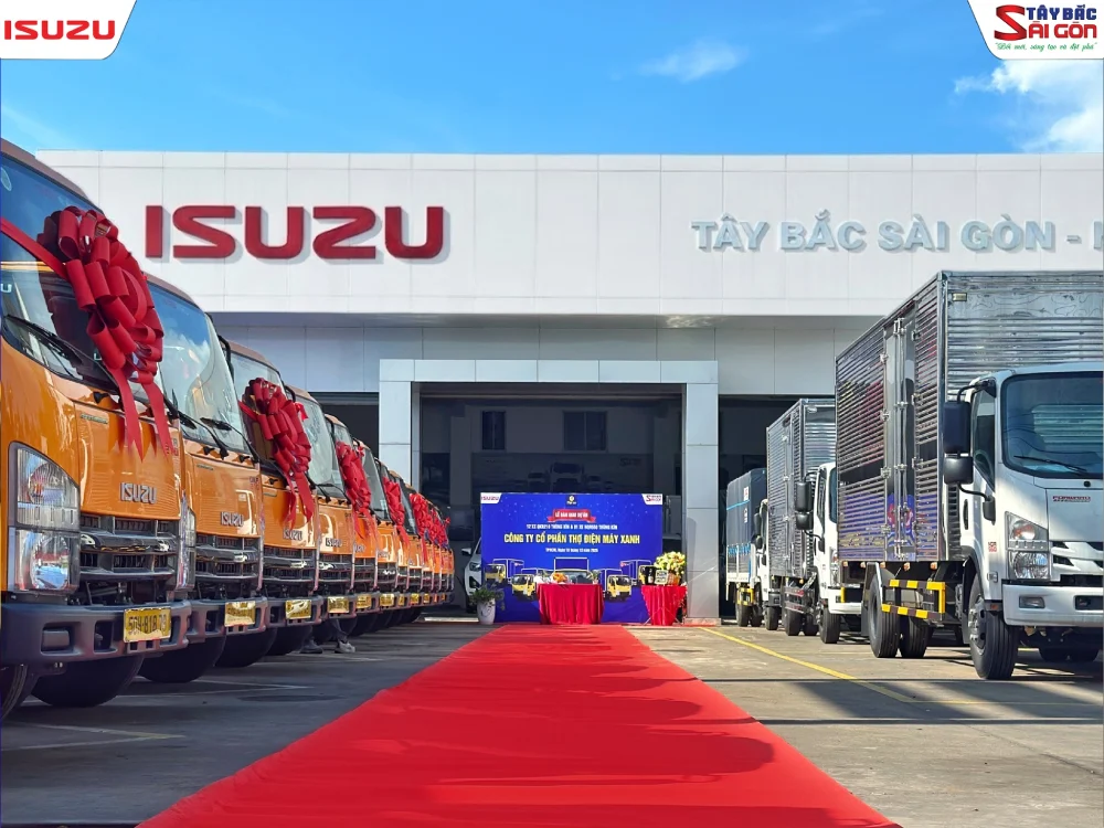 Hình ảnh bàn giao lô 13 xe ISUZU cho Công ty THỢ ĐIỆN MÁY XANH