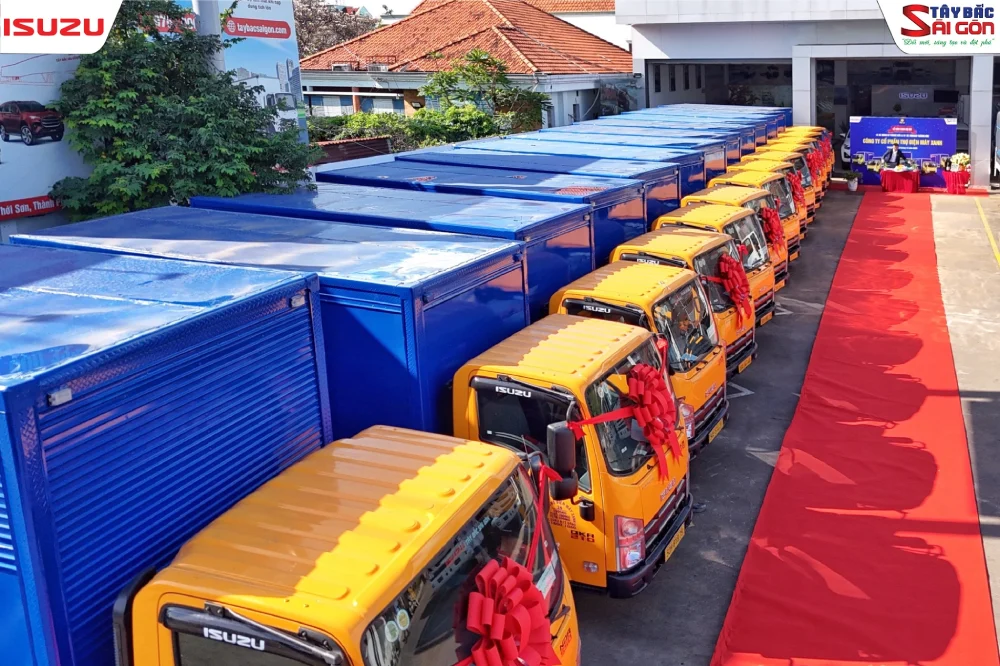 Hình ảnh bàn giao lô 13 xe ISUZU cho Công ty THỢ ĐIỆN MÁY XANH