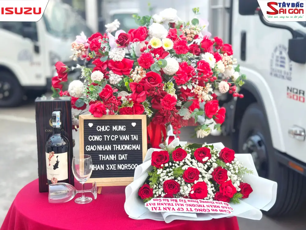 Lễ bàn giao xe NQR500 thùng đông lạnh