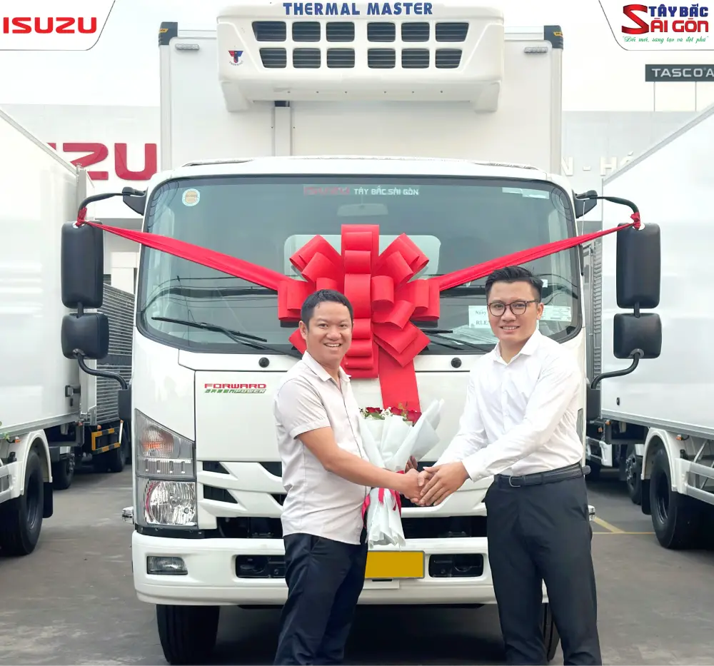Lễ bàn giao xe NQR500 thùng đông lạnh