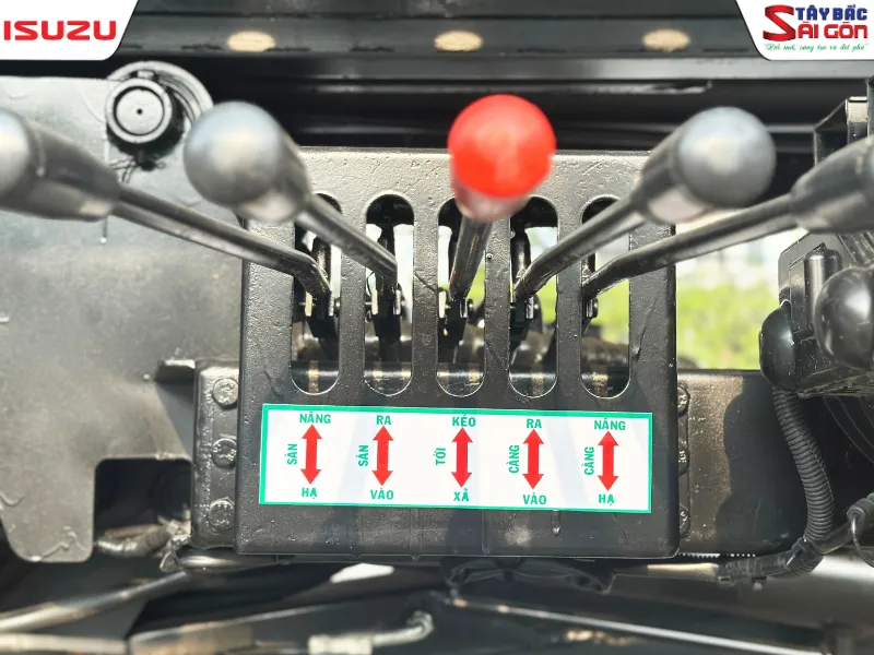 Hệ thống điều khiển thủy lực linh hoạt giúp bác tài dễ dàng thao tác trượt sàn lên xuống.