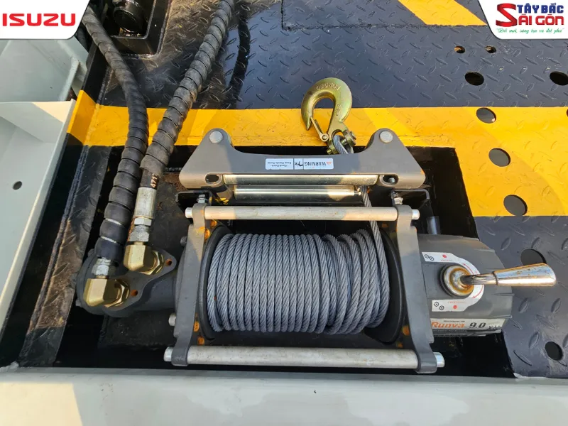 Sử dụng Tời thủy lực để kéo xe lên sàn