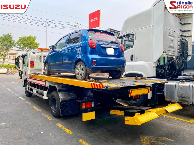 Kiểm tra lại dây chằng buộc và khóa an toàn lần cuối trước khi xe lăn bánh.