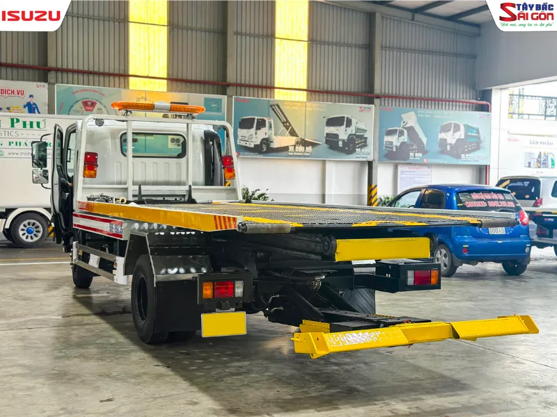 Thiết kế sàn trượt rộng rãi, hệ thống đèn cảnh báo an toàn trên xe ISUZU NPR400.