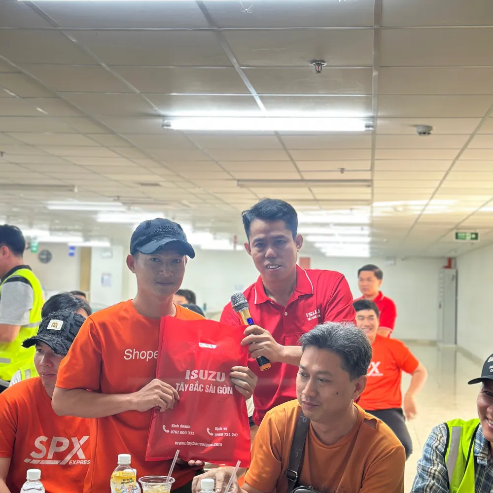 Isuzu Tay Bac Sai Gon tang qua va to chuc tiec tra cho tai xe SPX Express