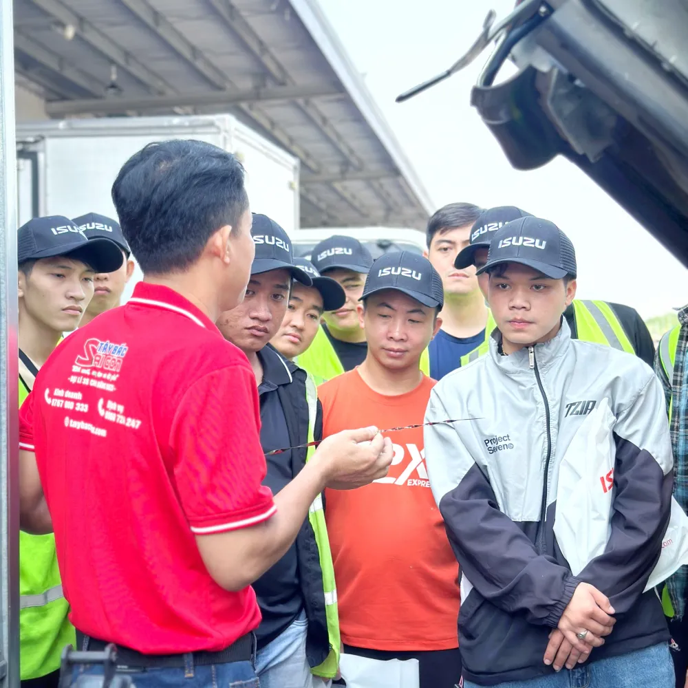 Thuc hanh kiem tra dong co xe tai Isuzu va ap suat lop tai kho Mega SOC