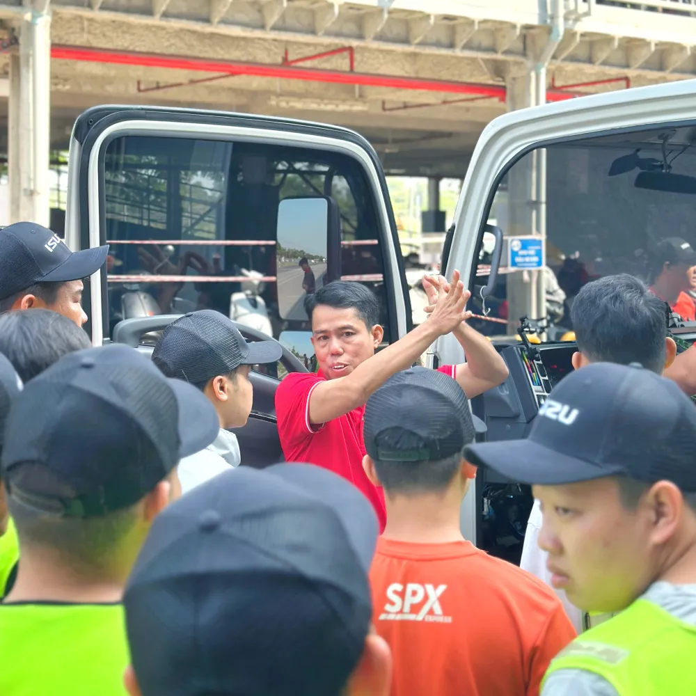 Thuc hanh kiem tra dong co xe tai Isuzu va ap suat lop tai kho Mega SOC