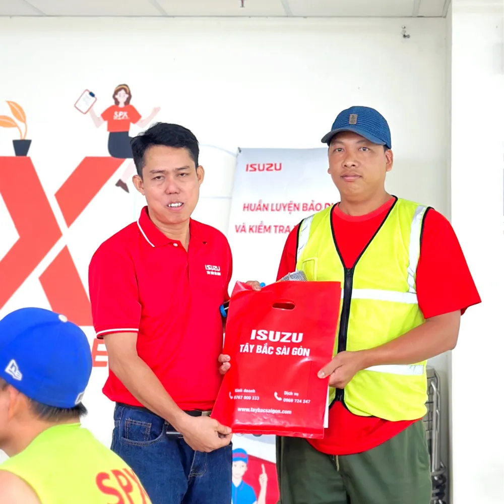 Isuzu Tay Bac Sai Gon tang qua va to chuc tiec tra cho tai xe SPX Express