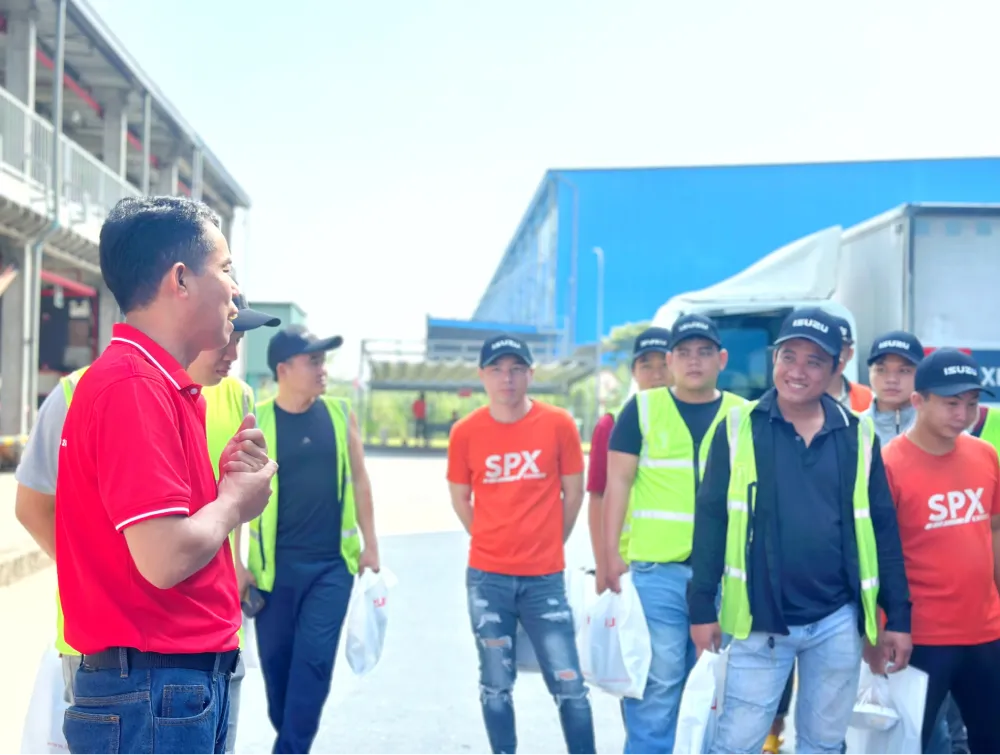 Thuc hanh kiem tra dong co xe tai Isuzu va ap suat lop tai kho Mega SOC