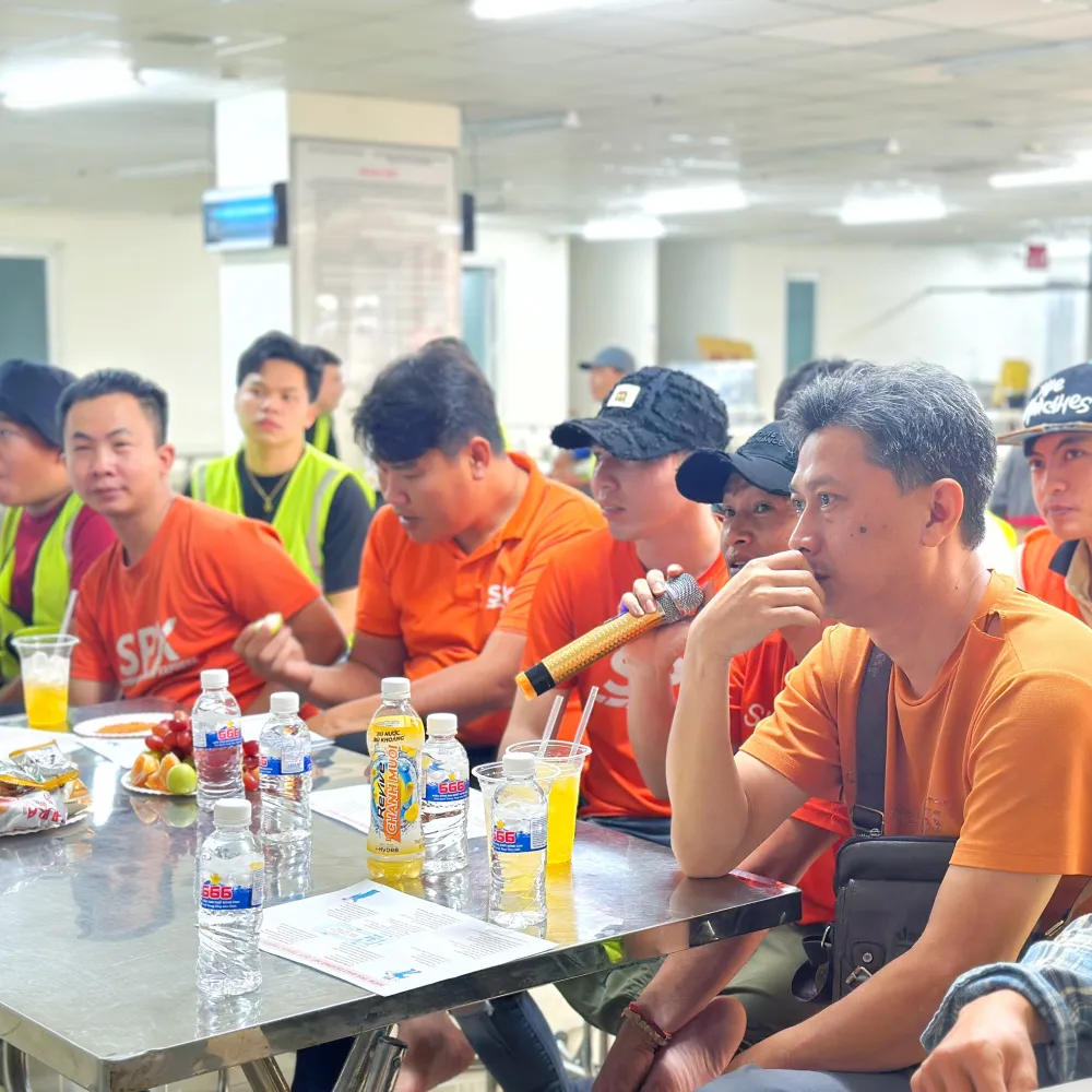 Isuzu Tay Bac Sai Gon tang qua va to chuc tiec tra cho tai xe SPX Express