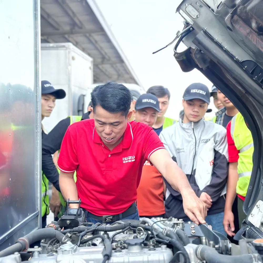 Thuc hanh kiem tra dong co xe tai Isuzu va ap suat lop tai kho Mega SOC