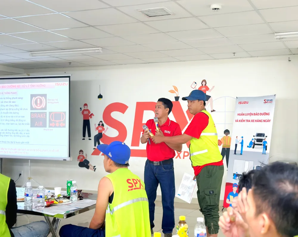 Isuzu Tay Bac Sai Gon tang qua va to chuc tiec tra cho tai xe SPX Express