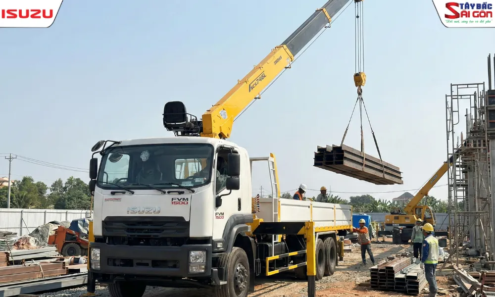 Xe cẩu thùng 8 tấn ISUZU FVM1500 đang vận hành tại công trường.