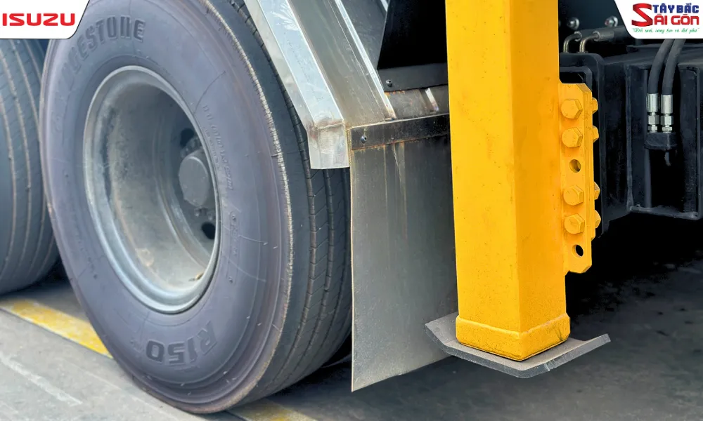 Vị trí lắp đặt chân tú thủy lực trên xe tải gắn cẩu Isuzu.