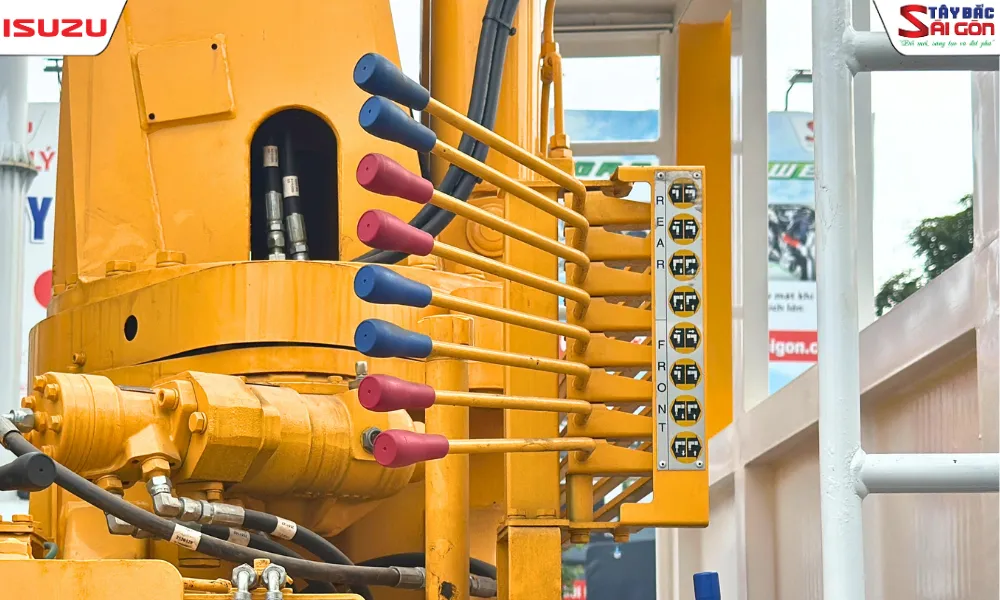 Các cần gạt điều khiển vận hành xe cẩu Soosan.