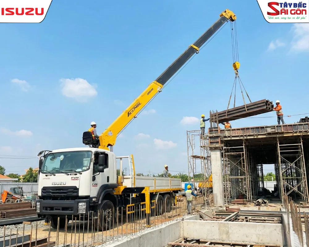 Xe tải gắn cẩu vận chuyển và nâng hạ sắt thép vật liệu xây dựng lên tầng cao