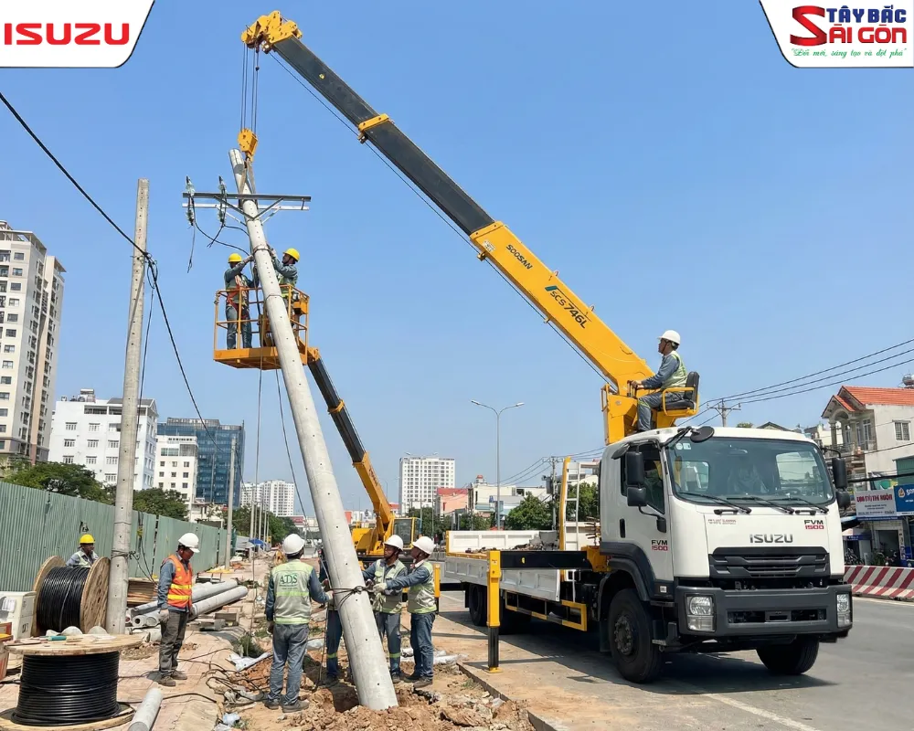 Xe cẩu tự hành hỗ trợ thi công dựng cột điện và lắp đặt trạm biến áp