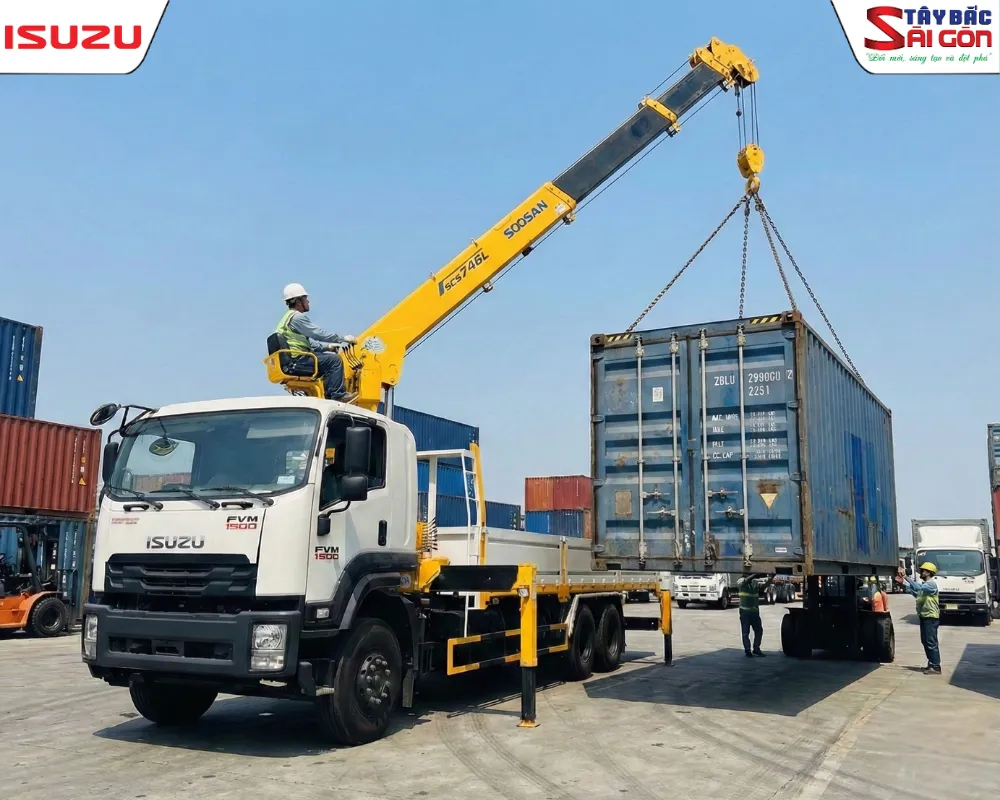 Xe tải gắn cẩu 3 chân nâng hạ vận chuyển container rỗng và cứu hộ giao thông