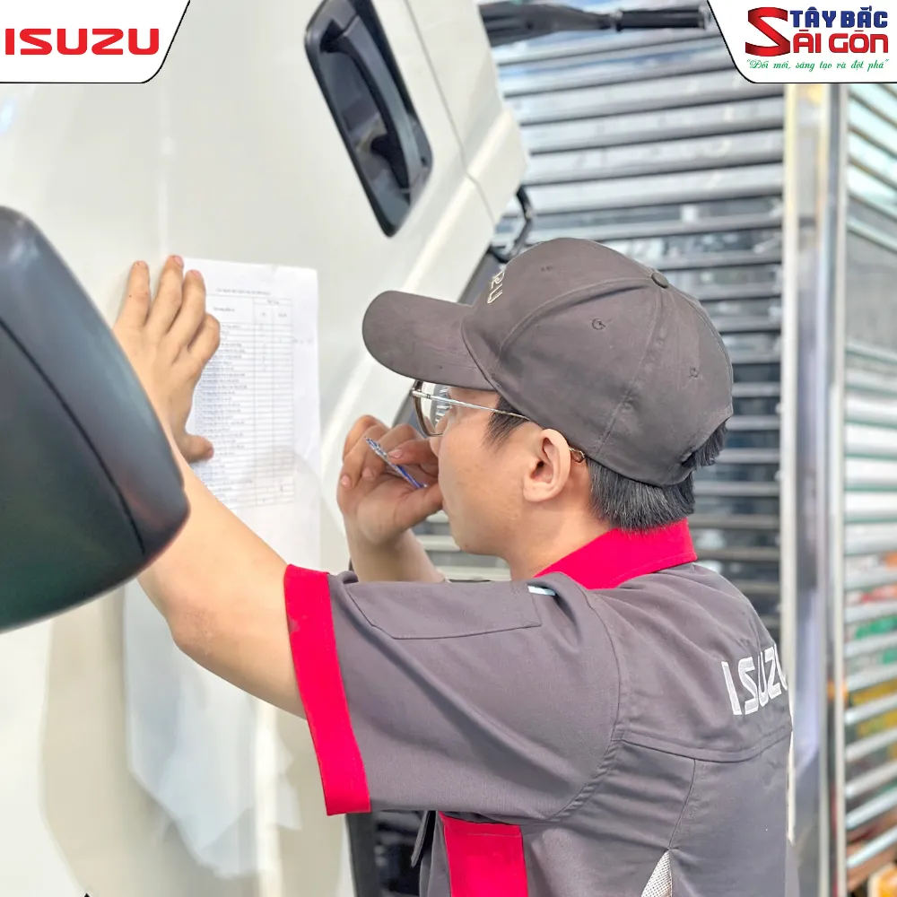 Kỹ thuật viên thực hành quy trình kiểm tra xe chuẩn Isuzu Việt Nam dưới sự giám sát từ IVC.