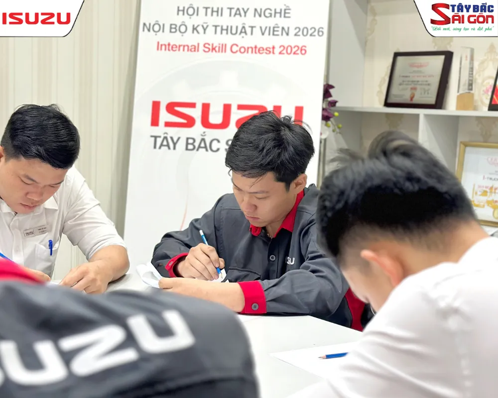 Các thí sinh tập trung hoàn thành phần thi lý thuyết chuyên sâu về hệ thống điện và động cơ.