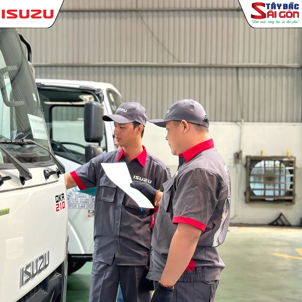 Kỹ thuật viên thực hành quy trình kiểm tra xe chuẩn Isuzu Việt Nam dưới sự giám sát từ IVC.
