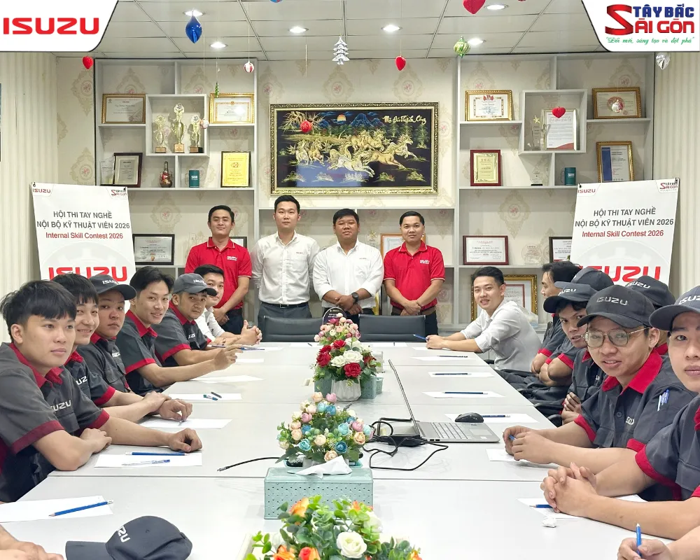 Các thí sinh tập trung hoàn thành phần thi lý thuyết chuyên sâu về hệ thống điện và động cơ.