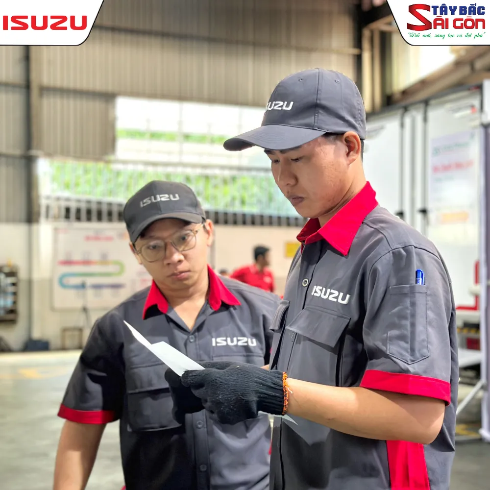 Kỹ thuật viên thực hành quy trình kiểm tra xe chuẩn Isuzu Việt Nam dưới sự giám sát từ IVC.