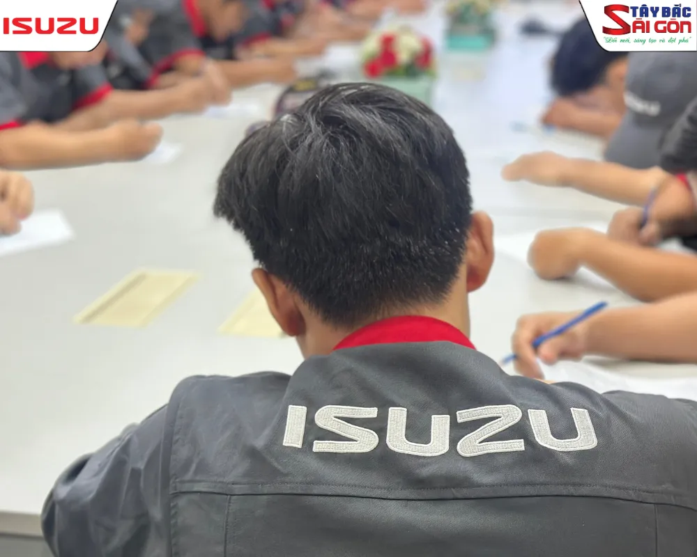 Các thí sinh tập trung hoàn thành phần thi lý thuyết chuyên sâu về hệ thống điện và động cơ.