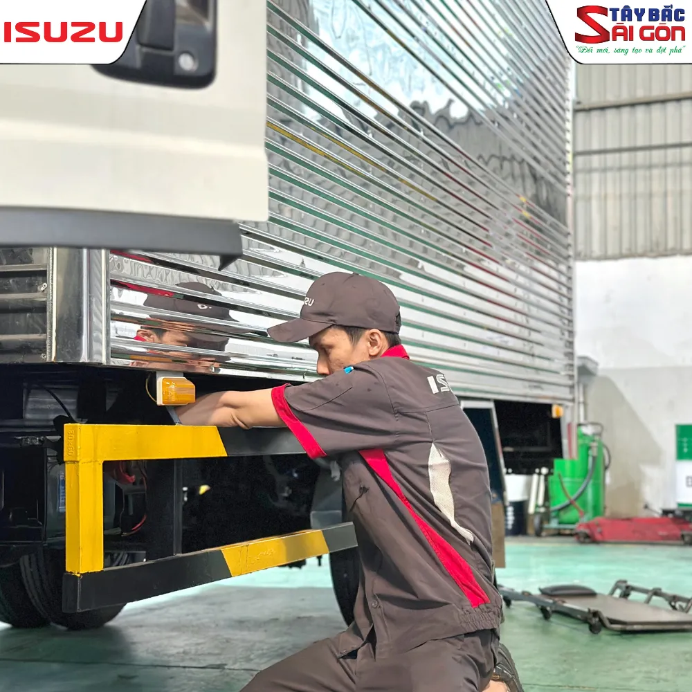 Kỹ thuật viên thực hành quy trình kiểm tra xe chuẩn Isuzu Việt Nam dưới sự giám sát từ IVC.